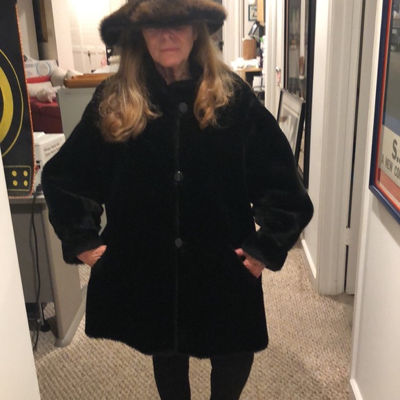 Jet black faux fur jacket - Picture 3 of 7